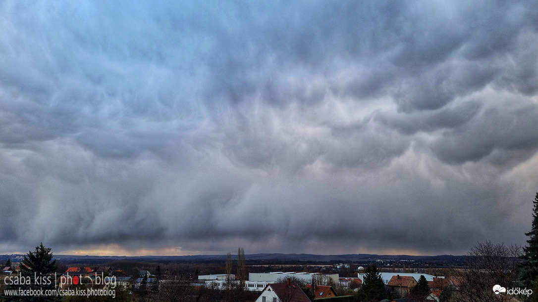 Pécs - hódara hull a távolban.