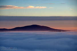 A Zengő csúcsa a ködpaplan felett.