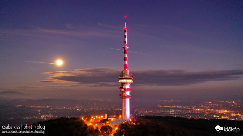 TV torony teliholddal