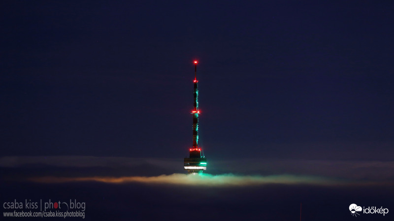 A pécsi TV torony a ködpaplan felett.