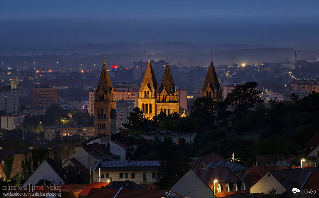 Pécs tornyai hajnalban