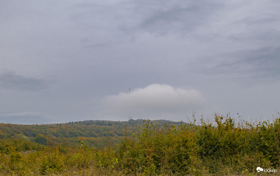 Felhő mögött rejtőzködve