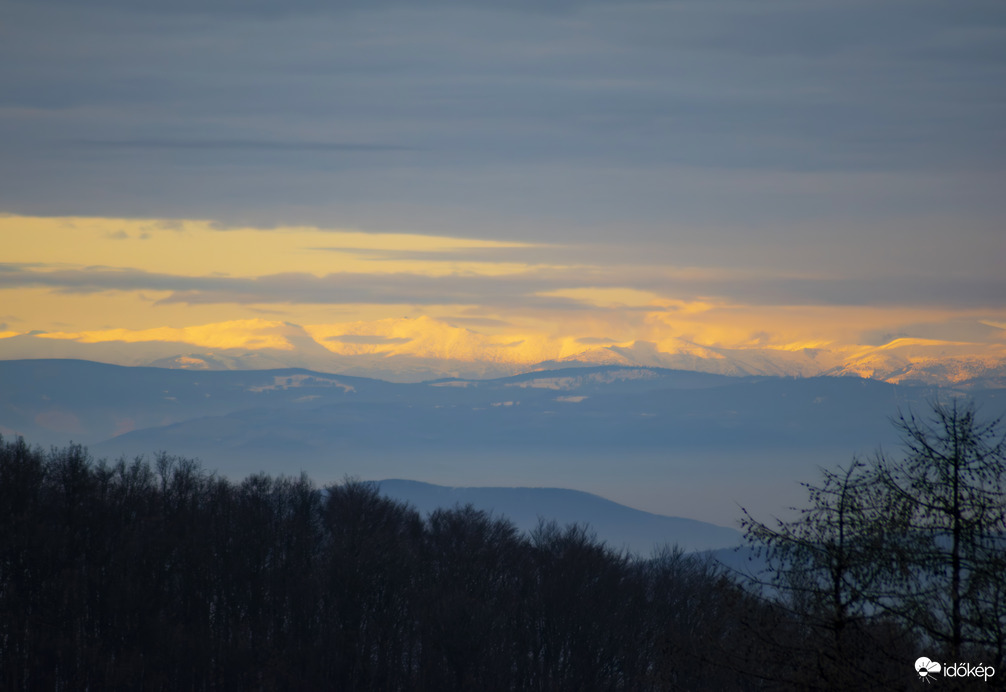 Naplemente a ködtenger felett