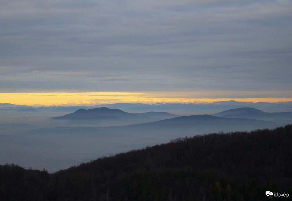 Naplemente a ködtenger felett