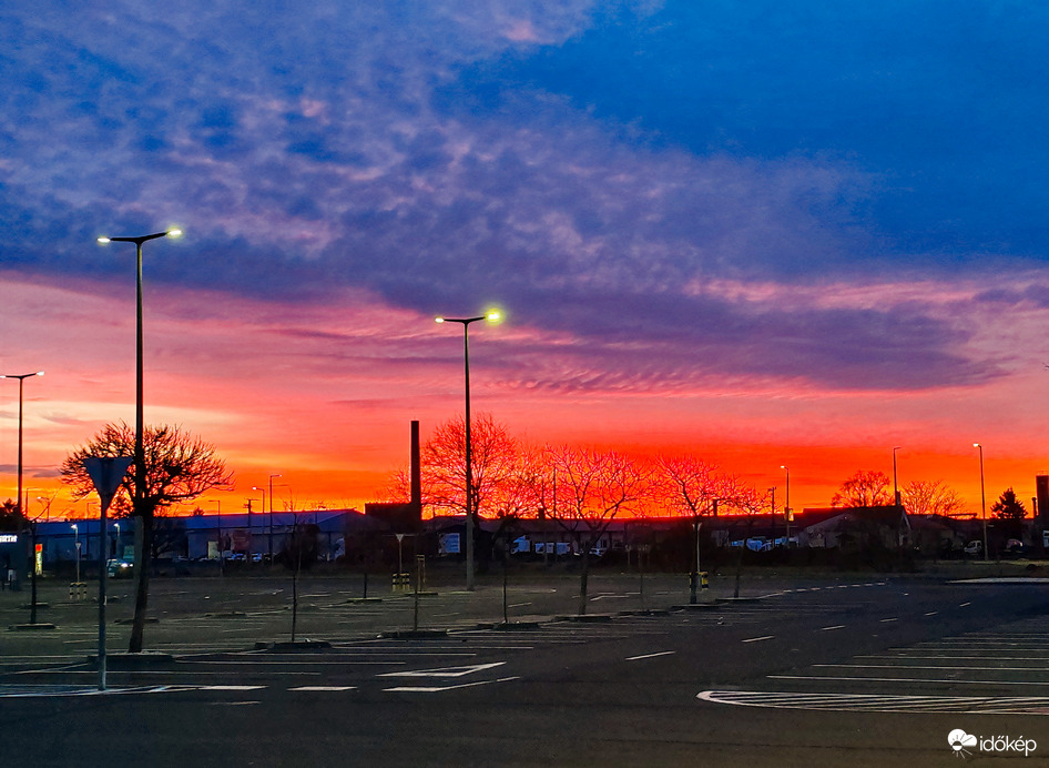 Ma reggeli káprázatos színekben pompázó napfelkelte