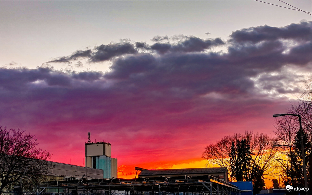 Brutál színekben pompázó naplemente 