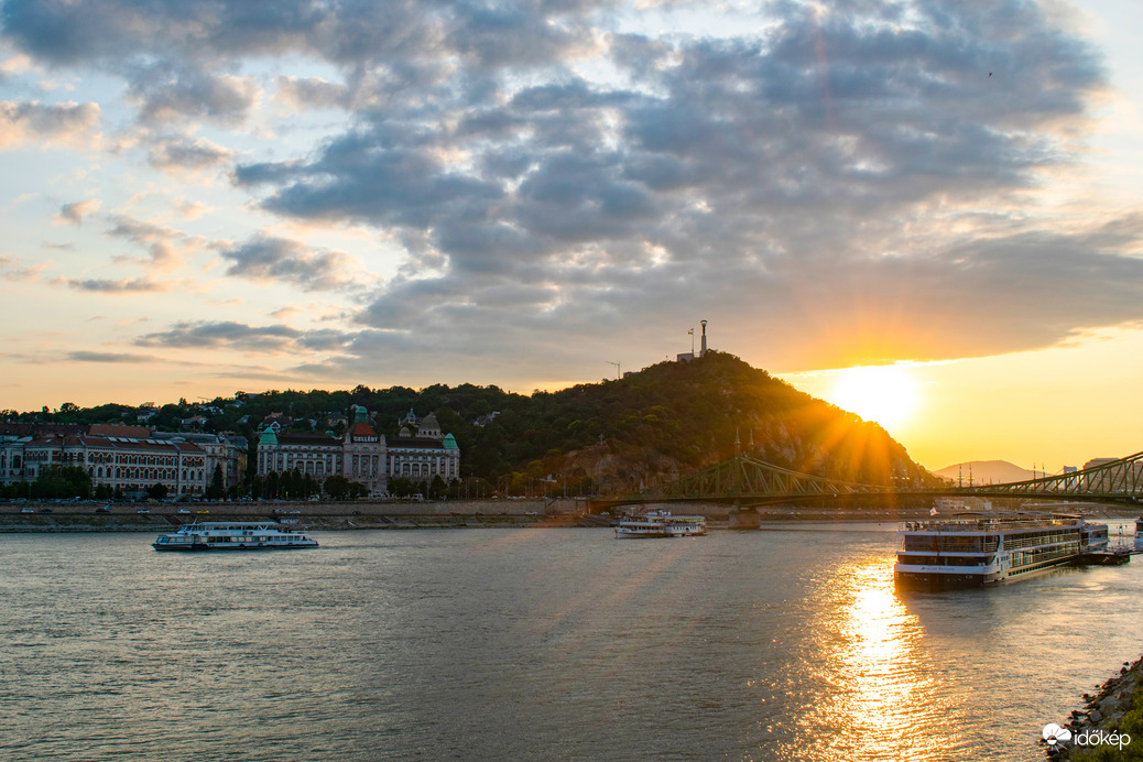 Naplemente Budapesten