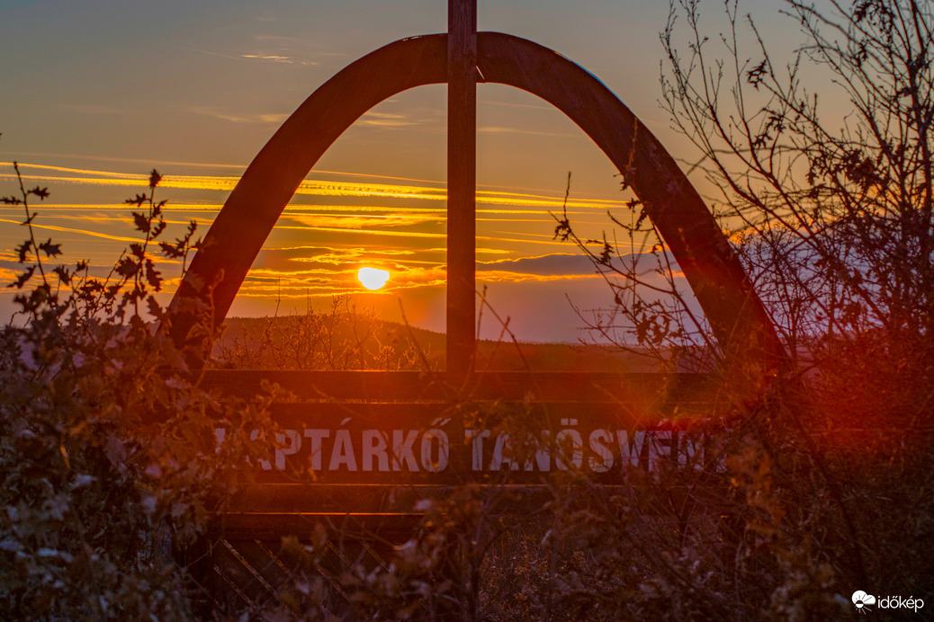Szomolyai kaptárkő a naplementèben