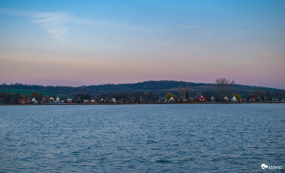 Naplementében Lőrinci Erőmű tava