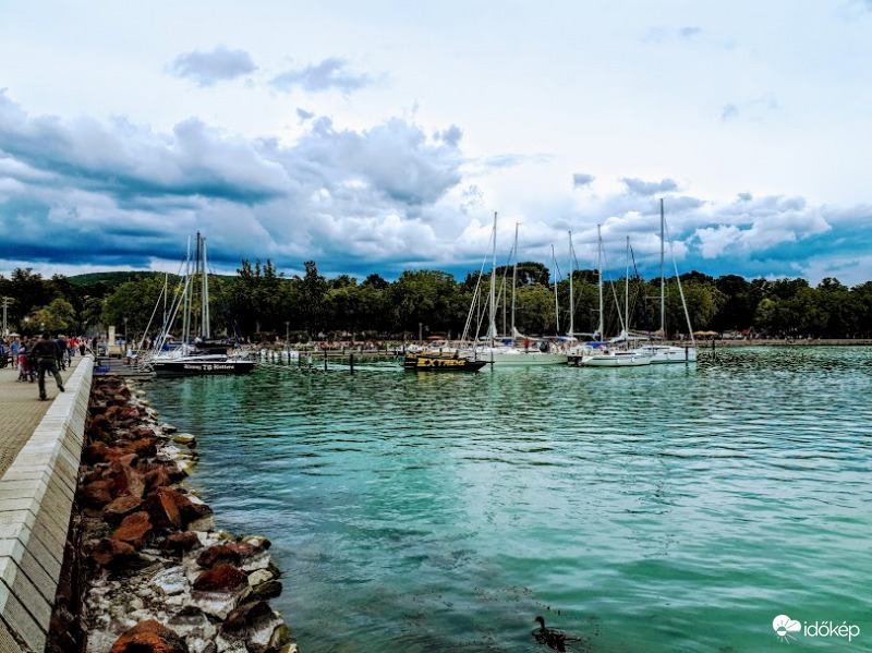 Csoportosuló felhők Balatonfüreden