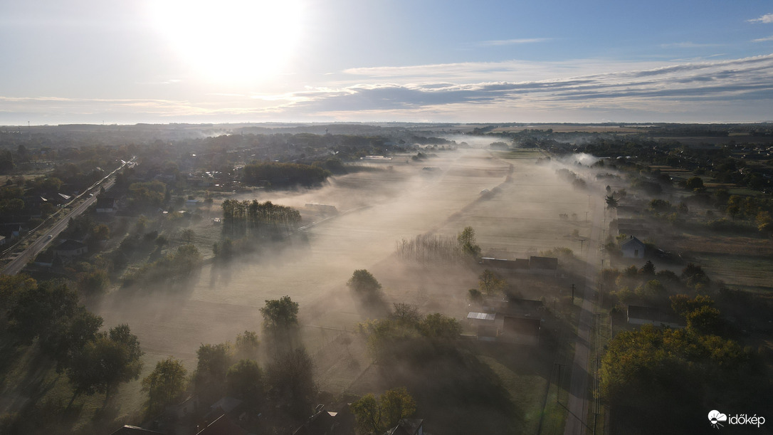 Ködös napkezdet Perkáta
