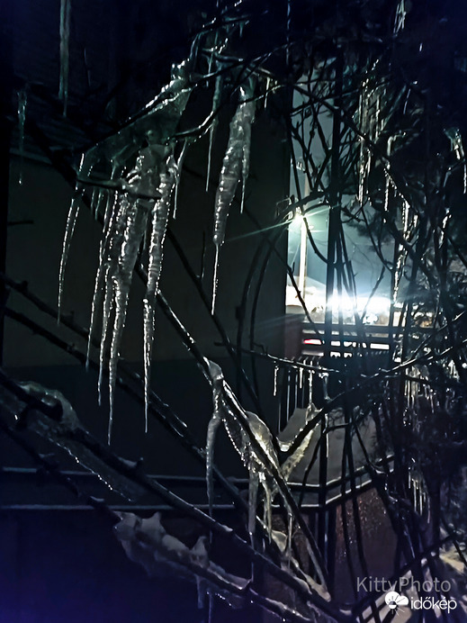 Jégcsapok a lámpafénynél