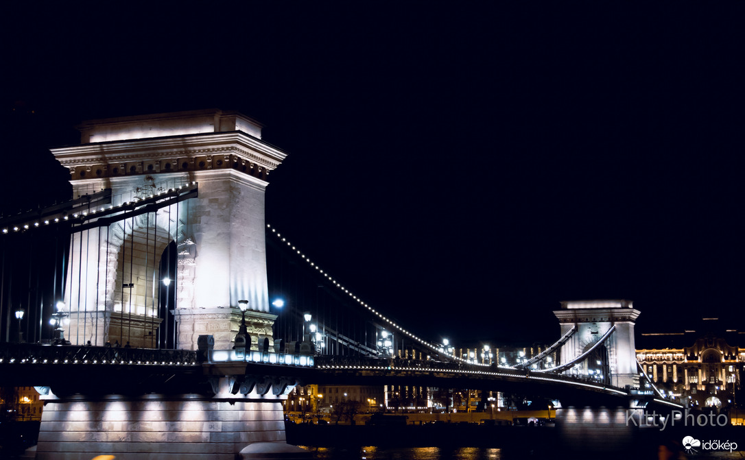 Lánchíd esti fényekben