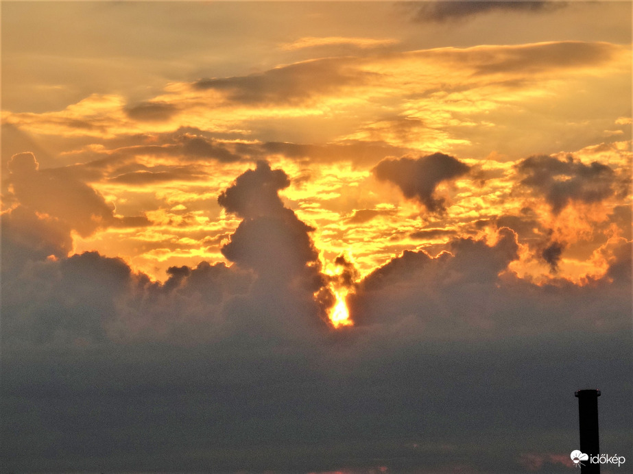 ma a felhők mögött kelt