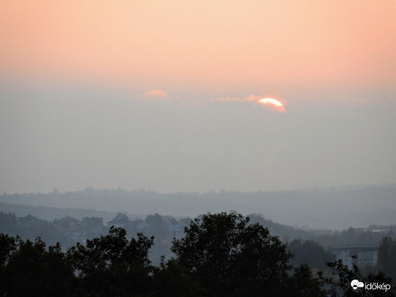 ködbevesző naplemente