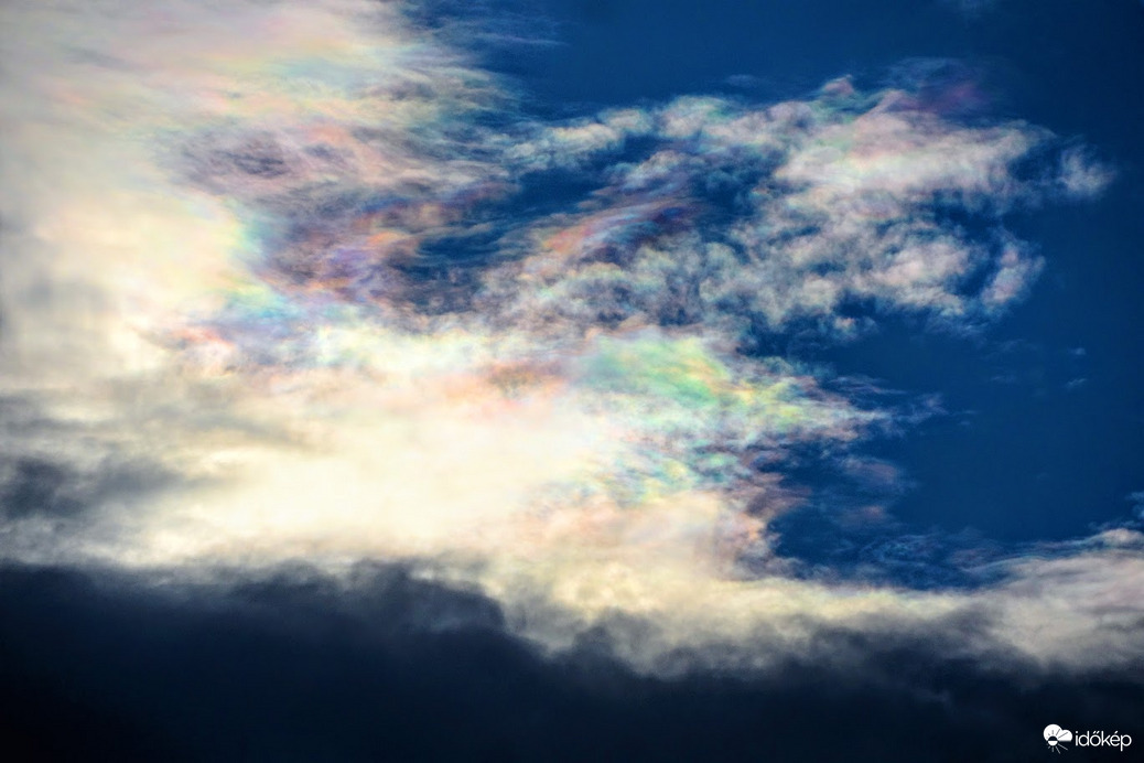 irizáló felhők