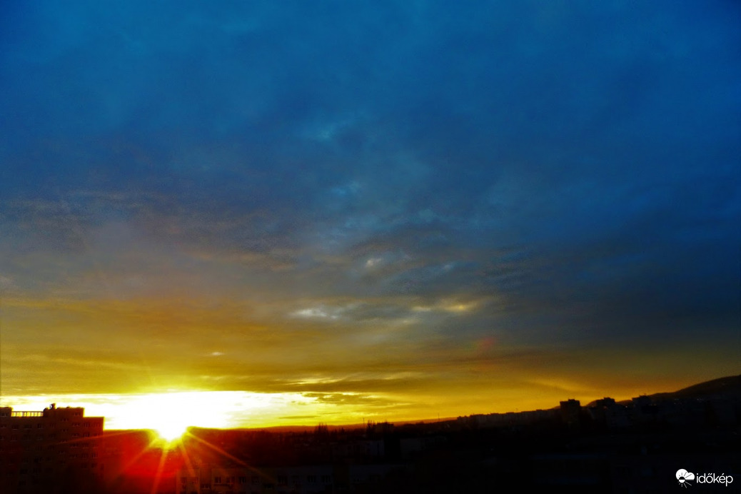 aranyló napnyugta