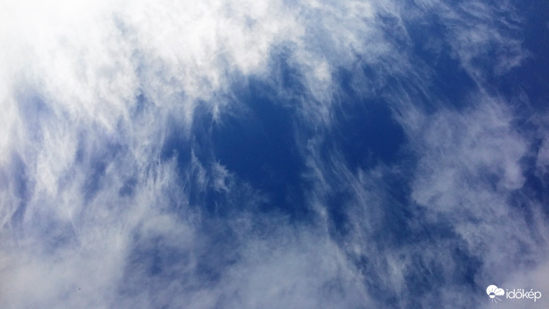 Néha-néha ilyen ma az égbolt