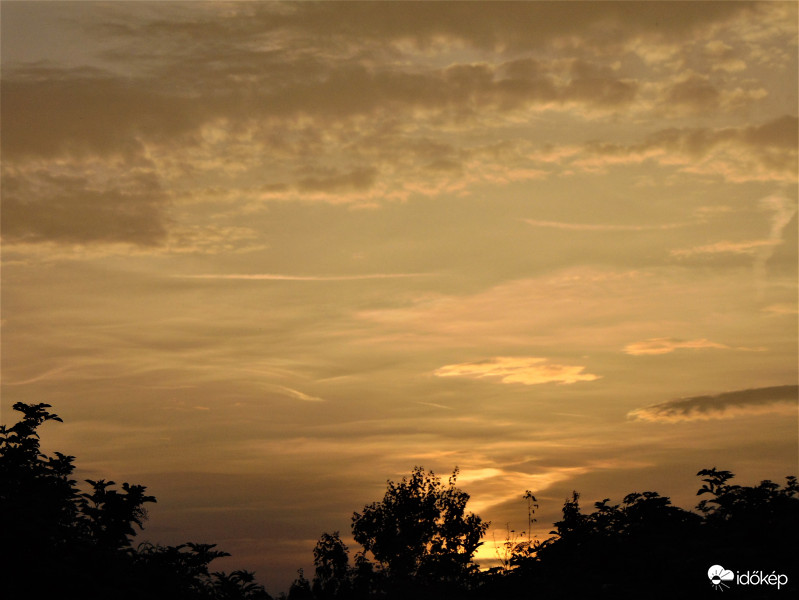 Glória a nap felett