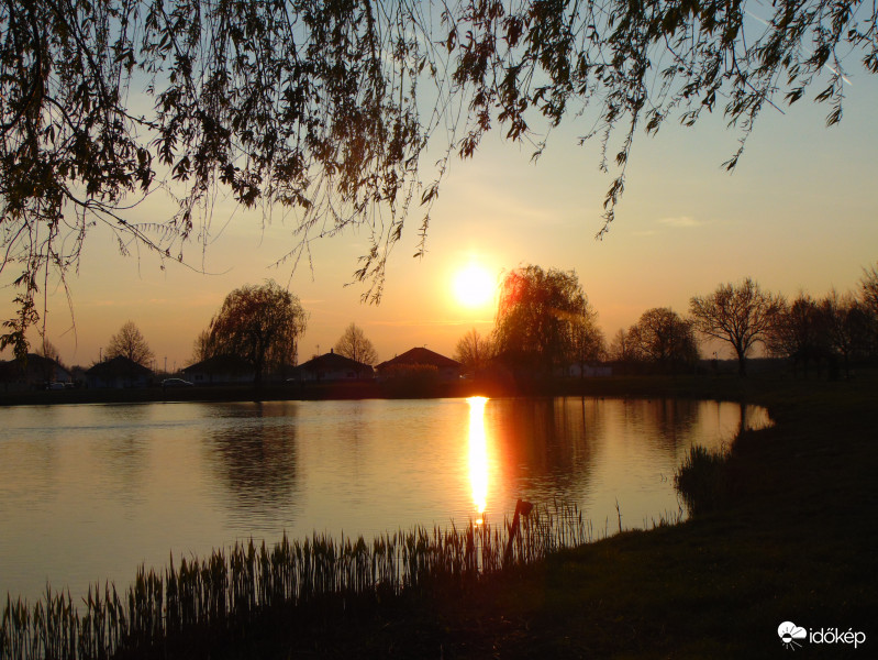Stettni tó naplementében