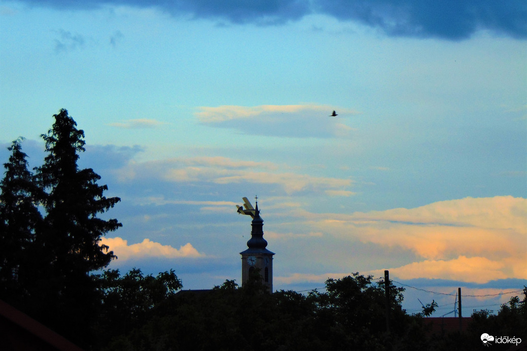 Fordulat a templom mögött