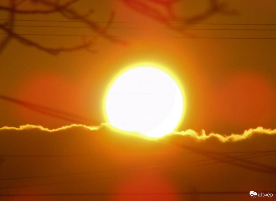 Felhők mögé kezd bújni