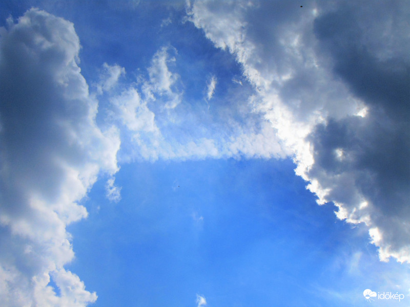 Áthidaló a két felhő között