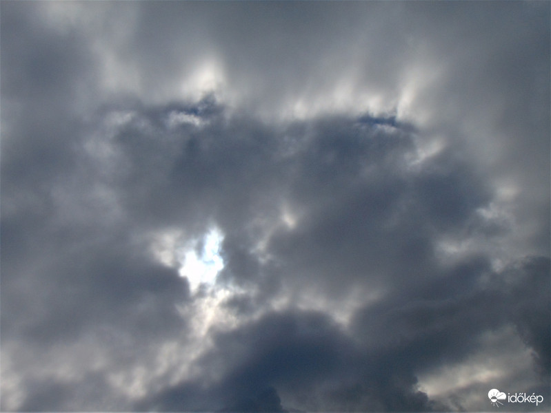 Oszladoznak a felhők