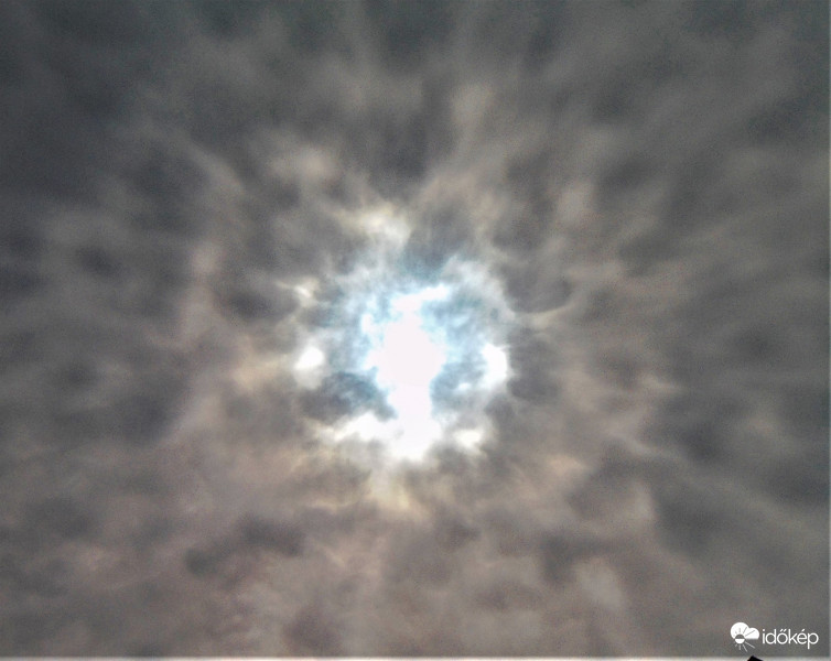 Nap a felhők mögött