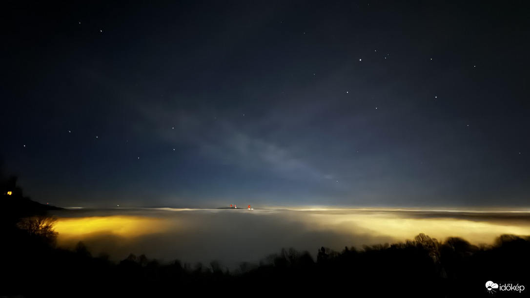 A főváros fényei a ködpaplan alatt
