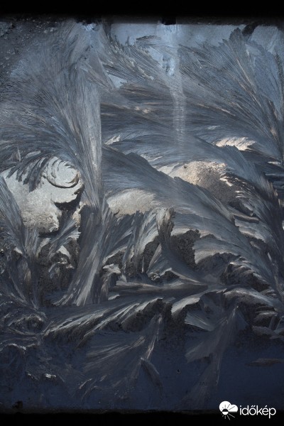 Télnek is van szép oldala, gyöngyörű jégvirág az ablakunkban. (Helvécia, - 9,5 fok)