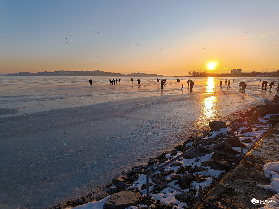 Korcsolyázók a Balaton jegén