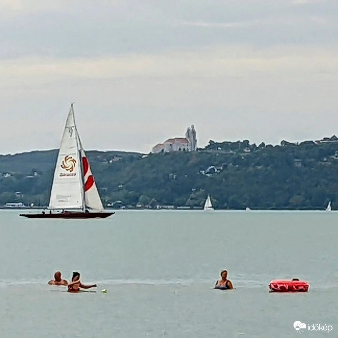 Sirokkó halad Tihany előtt