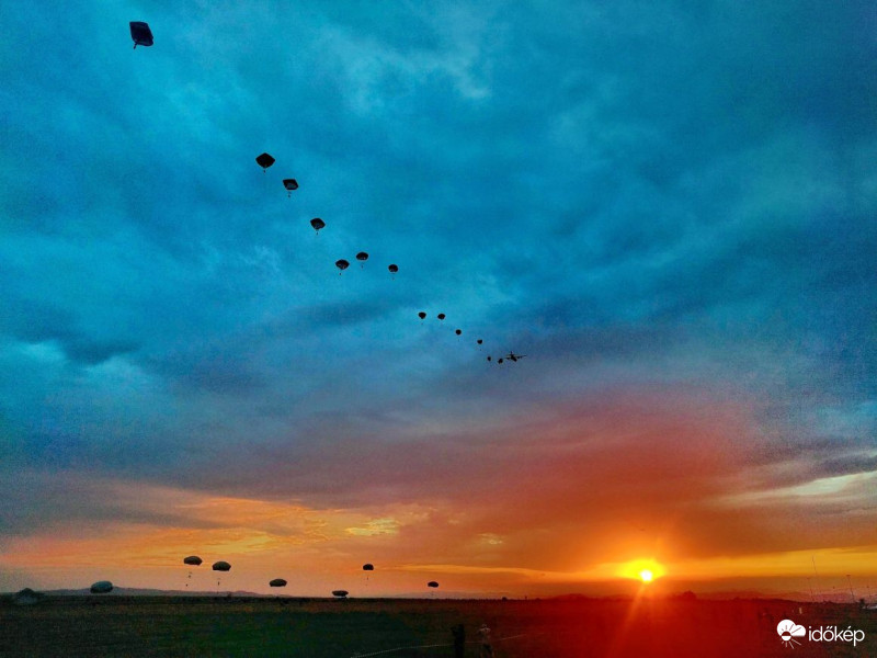 Naplemente Bezmerben, rohamozó ejtőernyősökkel.