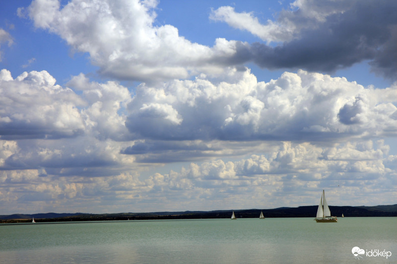 Víz, felhők, vitorlások