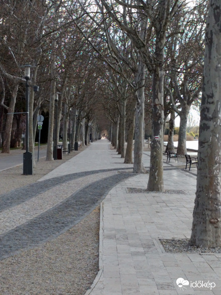 Hétköznap a füredi korzón