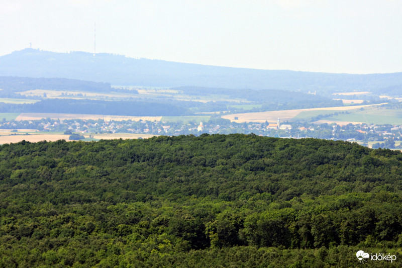 Bánd és mögötte a Kab hegy