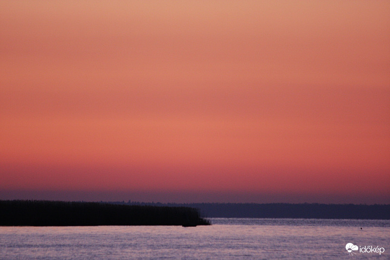Hajnalpír a Balatonnál