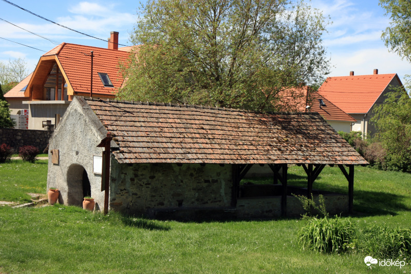 Köveskál, mosóház