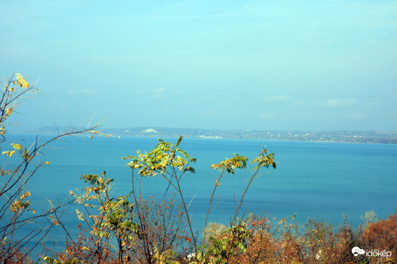 Kenesei löszfal Balatonaligáról nézve