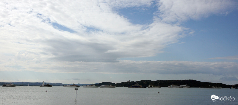 Flotta sorakozó Füred előtt a hajózás napján