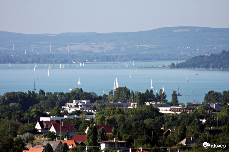 Gyülekeznek 