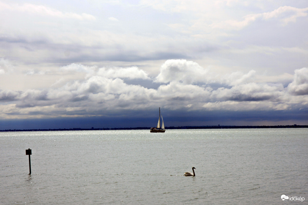 Balaton az éjszakai esők után