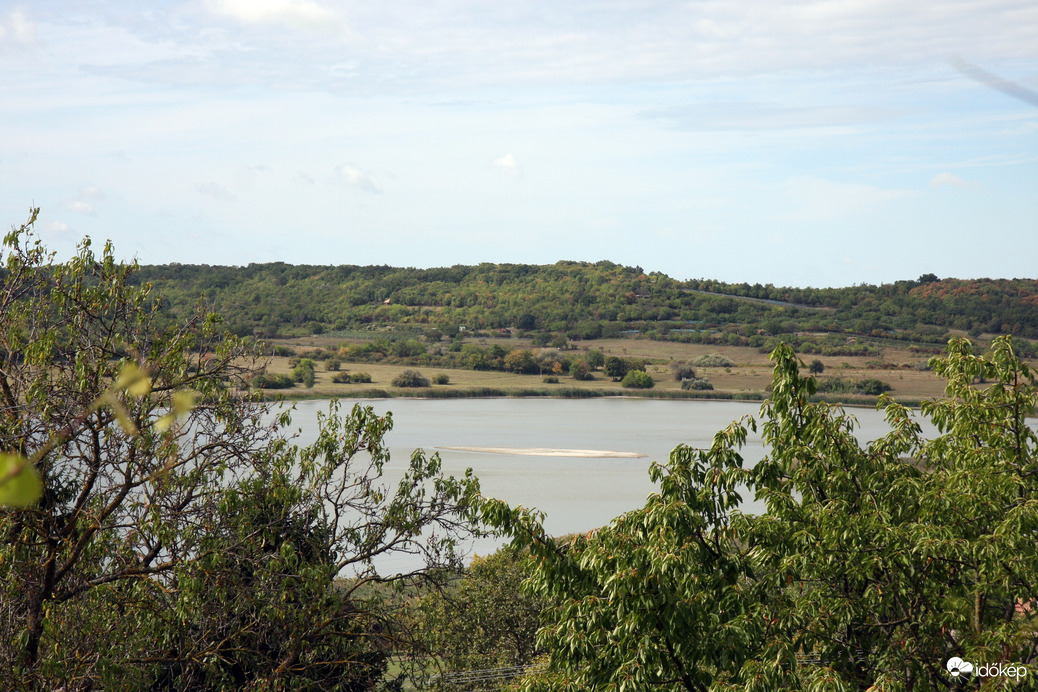 Olyan kevés csapadék volt, hogy sziget lett a Belső tó közepén