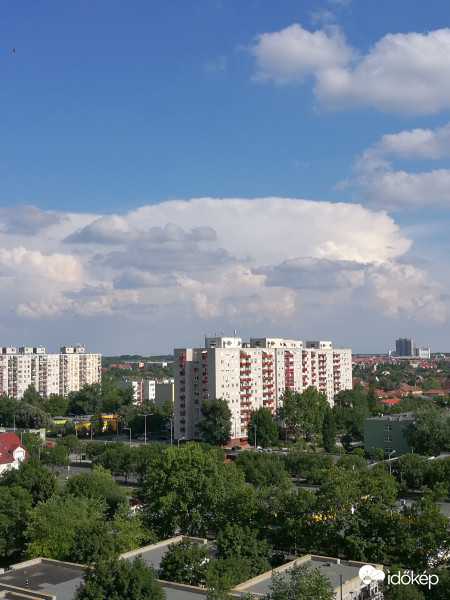 Zivatarfelhő valahol a távolban