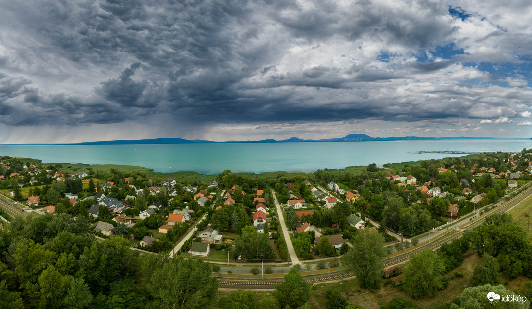 Esőfelhő a balaton felett