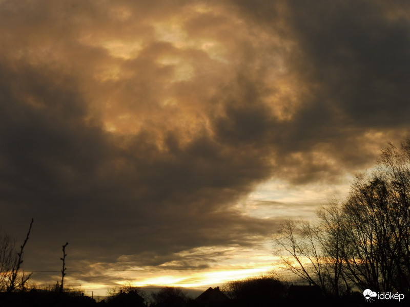 Nem bír a lemenő nap fénye áttörni a sötét fellegeken