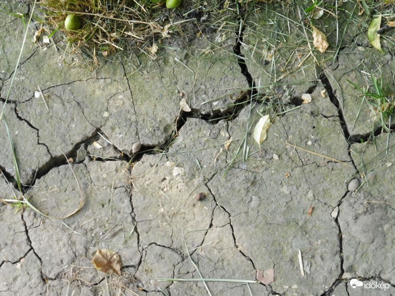 Vértes alja időjárását mutató kép, hetek óta nem esett
