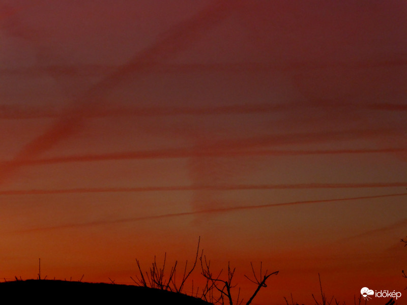 Kondenz csíkok naplemente idején