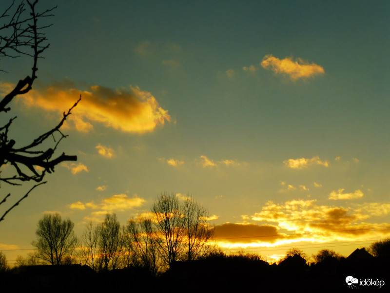 Csalóka a barátságos égkép, mert közben jeges, hideg szél fúj